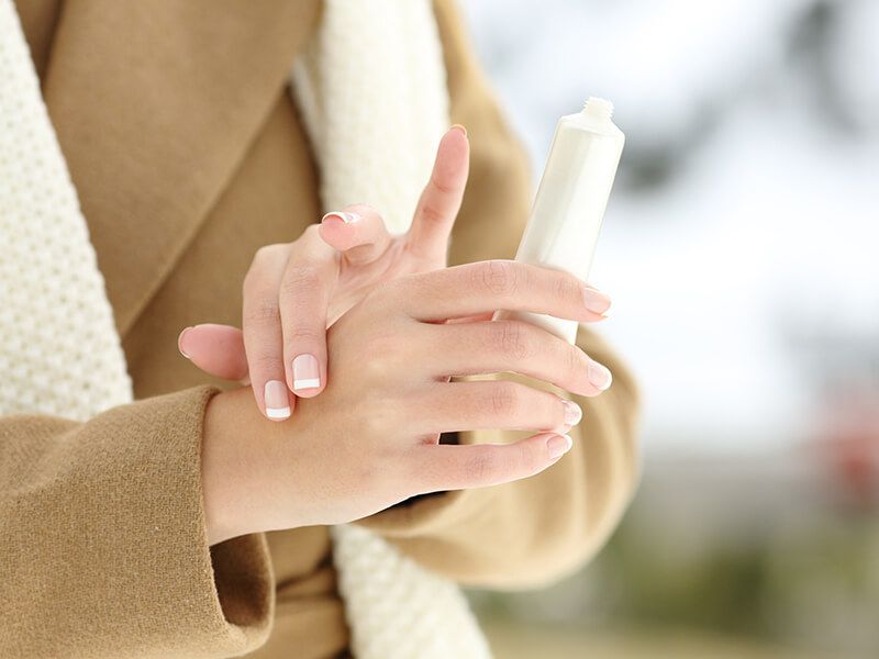 چرا پوست در زمستان خشک می شود؟ روش درمان آن